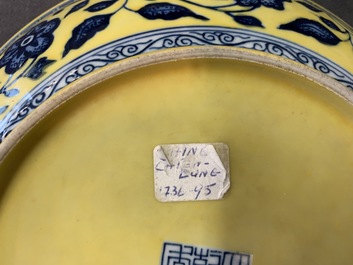 Een Chinees bord met blauwwit boeket van lotusbloemen op gele fondkleur, Qianlong merk, 19/20e eeuw