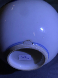 Une paire de vases en porcelaine de Chine bleu et blanc &agrave; d&eacute;cor de kylins, Kangxi