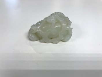 Un groupe en jade c&eacute;ladon figurant une p&ecirc;che et deux singes, Chine, 19/20&egrave;me