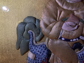 Trois broderies de figures rehauss&eacute;es de peinture, Chine, 18/19&egrave;me