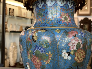 Une paire de vases en &eacute;maux cloisonn&eacute;s aux montures en bronze dor&eacute;, Chine, 19&egrave;me