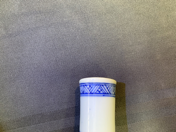 Une paire de vases de forme bouteille en porcelaine de Chine bleu et blanc, Kangxi