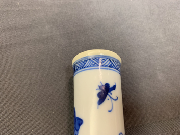 Une paire de vases de forme bouteille en porcelaine de Chine bleu et blanc, Kangxi