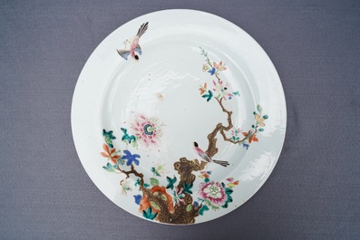 A pair of Chinese Imari-style vases and two dishes, Qianlong