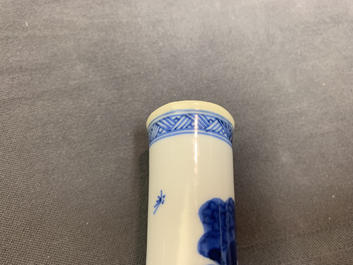 Une paire de vases de forme bouteille en porcelaine de Chine bleu et blanc, Kangxi