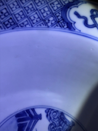 Un bol de type klapmuts en porcelaine de Chine bleu et blanc, marque de Chenghua, Kangxi