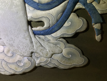 Trois broderies de figures rehauss&eacute;es de peinture, Chine, 18/19&egrave;me