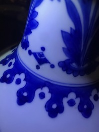 Un vase de forme bouteille en porcelaine de Chine bleu et blanc &agrave; d&eacute;cor floral, &eacute;poque Transition