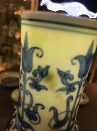 Un vase de forme bouteille en porcelaine de Chine bleu et blanc &agrave; d&eacute;cor floral, &eacute;poque Transition