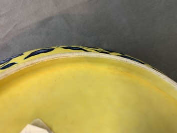 Een Chinees bord met blauwwit boeket van lotusbloemen op gele fondkleur, Qianlong merk, 19/20e eeuw