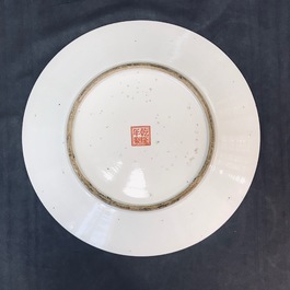 Een Chinese famille rose drakenschotel, Qianlong merk, 19/20e eeuw