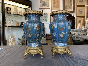 Une paire de vases en &eacute;maux cloisonn&eacute;s aux montures en bronze dor&eacute;, Chine, 19&egrave;me