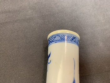 Une paire de vases de forme bouteille en porcelaine de Chine bleu et blanc, Kangxi