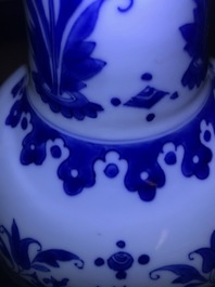 Un vase de forme bouteille en porcelaine de Chine bleu et blanc &agrave; d&eacute;cor floral, &eacute;poque Transition