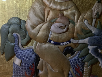 Trois broderies de figures rehauss&eacute;es de peinture, Chine, 18/19&egrave;me