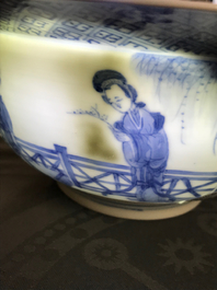 Un bol de type klapmuts en porcelaine de Chine bleu et blanc, marque de Chenghua, Kangxi