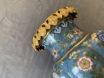 Une paire de vases en &eacute;maux cloisonn&eacute;s aux montures en bronze dor&eacute;, Chine, 19&egrave;me