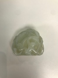 Un groupe en jade c&eacute;ladon figurant une p&ecirc;che et deux singes, Chine, 19/20&egrave;me
