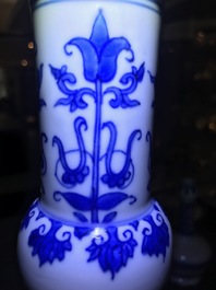 Un vase de forme bouteille en porcelaine de Chine bleu et blanc &agrave; d&eacute;cor floral, &eacute;poque Transition