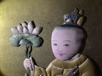 Trois broderies de figures rehauss&eacute;es de peinture, Chine, 18/19&egrave;me