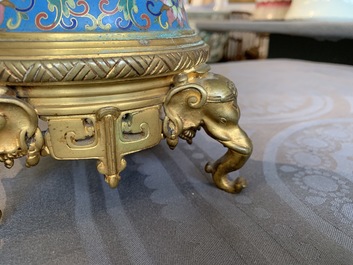 Une paire de vases en &eacute;maux cloisonn&eacute;s aux montures en bronze dor&eacute;, Chine, 19&egrave;me