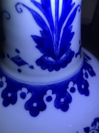 Un vase de forme bouteille en porcelaine de Chine bleu et blanc &agrave; d&eacute;cor floral, &eacute;poque Transition