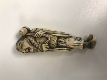 Six netsuke en ivoire et buis, Meiji/Showa, 19/20&egrave;me