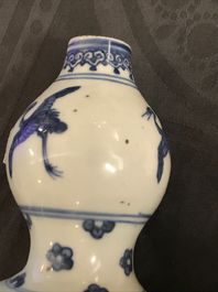 Een Chinese blauwwitte kalebasvaas, Ming