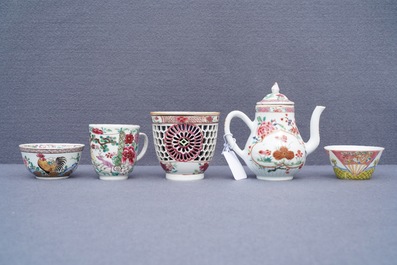 Un bel ensemble d'objets &agrave; th&eacute; en porcelaine de Chine famille rose, Yongzheng/Qianlong