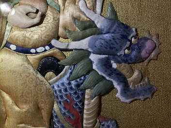 Trois broderies de figures rehauss&eacute;es de peinture, Chine, 18/19&egrave;me