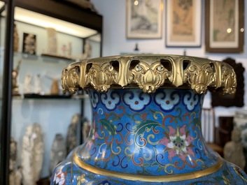 Une paire de vases en &eacute;maux cloisonn&eacute;s aux montures en bronze dor&eacute;, Chine, 19&egrave;me