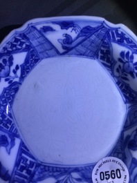 Een Chinese blauwwitte Yixing-stijl theepot en een Anhua bord, Tianqi en Kangxi
