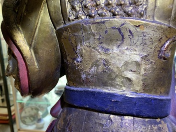 Een grote Chinese verguld houten figuur van een bewaker, 17/18e eeuw