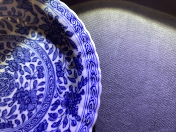 Zes Chinese blauwwitte koppen en schotels met floraal decor, Kangxi