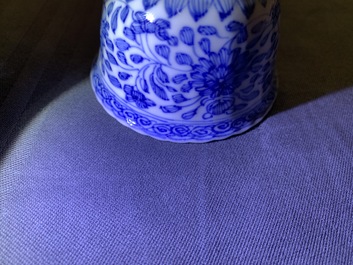 Zes Chinese blauwwitte koppen en schotels met floraal decor, Kangxi