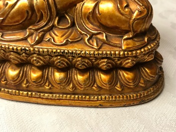Une figure de Tsongkhapa en bois dor&eacute; et laqu&eacute;, Chine, 18&egrave;me