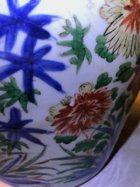 Een Chinese wucai pot met floraal decor, Transitie periode