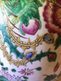 Drie Chinese famille rose vazen met vogels en bloemen, 19e eeuw