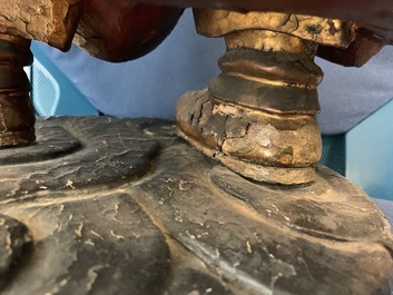 Een grote Chinese verguld houten figuur van een bewaker, 17/18e eeuw