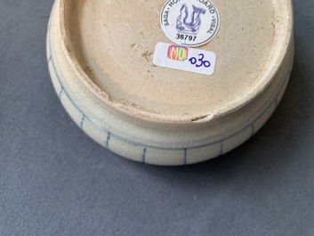 Une collection de pi&egrave;ces en gr&egrave;s porcelaineux bleu et blanc de l'&eacute;pave Hoi An, Annam, Vietnam, 14/15&egrave;me