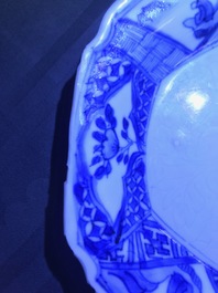 Een Chinese blauwwitte Yixing-stijl theepot en een Anhua bord, Tianqi en Kangxi