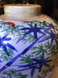 Een Chinese wucai pot met floraal decor, Transitie periode