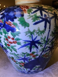 Een Chinese wucai pot met floraal decor, Transitie periode