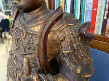 Een grote Chinese verguld houten figuur van een bewaker, 17/18e eeuw