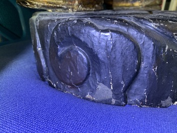 Een grote Chinese verguld houten figuur van een bewaker, 17/18e eeuw