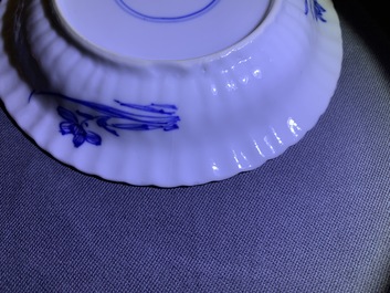 Zes Chinese blauwwitte koppen en schotels met floraal decor, Kangxi