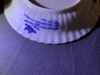 Zes Chinese blauwwitte koppen en schotels met floraal decor, Kangxi