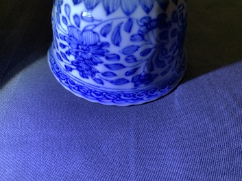 Zes Chinese blauwwitte koppen en schotels met floraal decor, Kangxi