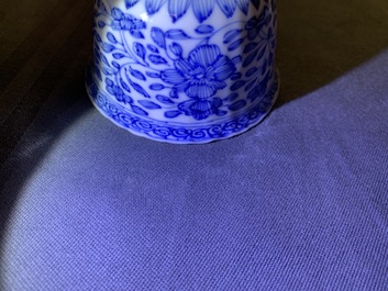 Zes Chinese blauwwitte koppen en schotels met floraal decor, Kangxi