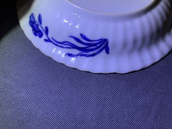 Zes Chinese blauwwitte koppen en schotels met floraal decor, Kangxi